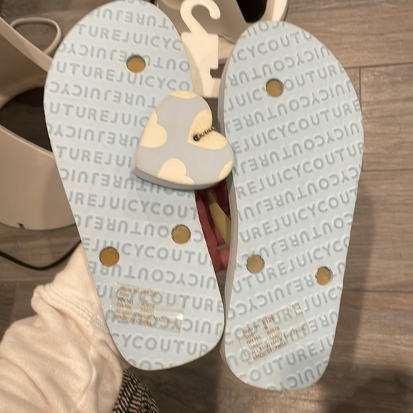 Juicy Couture Flip flops - size 6 new with tags - Picture 3 of 4